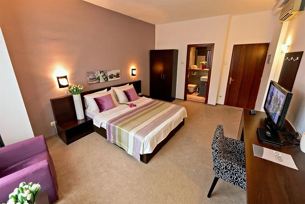 Unique Boutique Hotel Bucharest 4*,